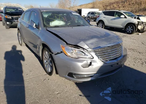 2013 Chrysler 200 Touring z USA, uszkodzony, nr VIN 1C3CCBBB4DN765112